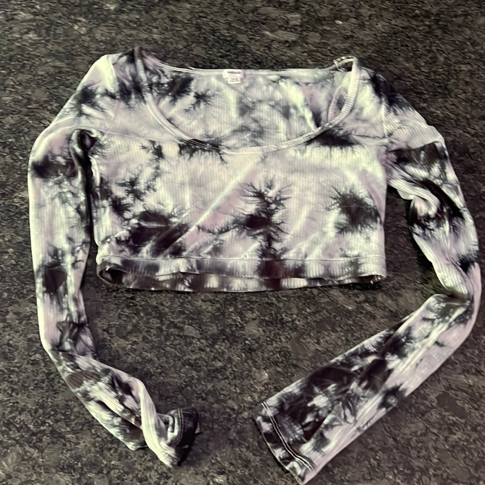 Womans size medium. Garage long sleeve tie dye crop top